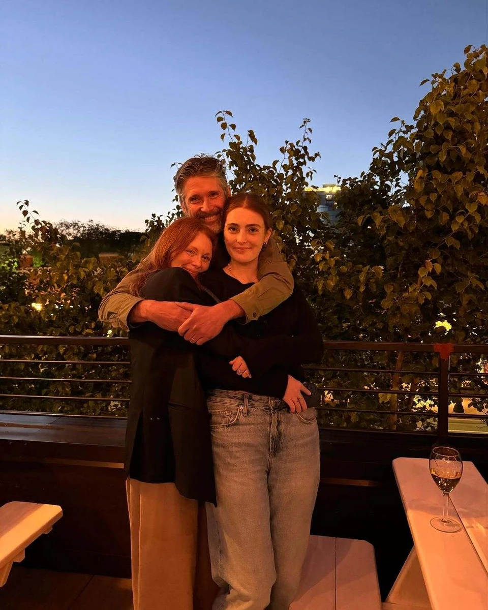 Джуліанна Мур із чоловіком та дочкою