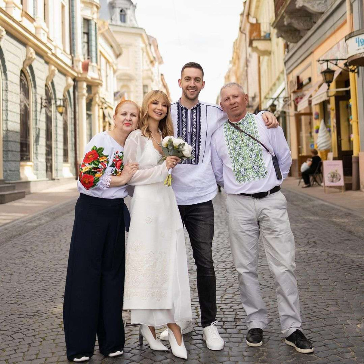 Ірина Сопонару з чоловіком і батьками у Чернівцях