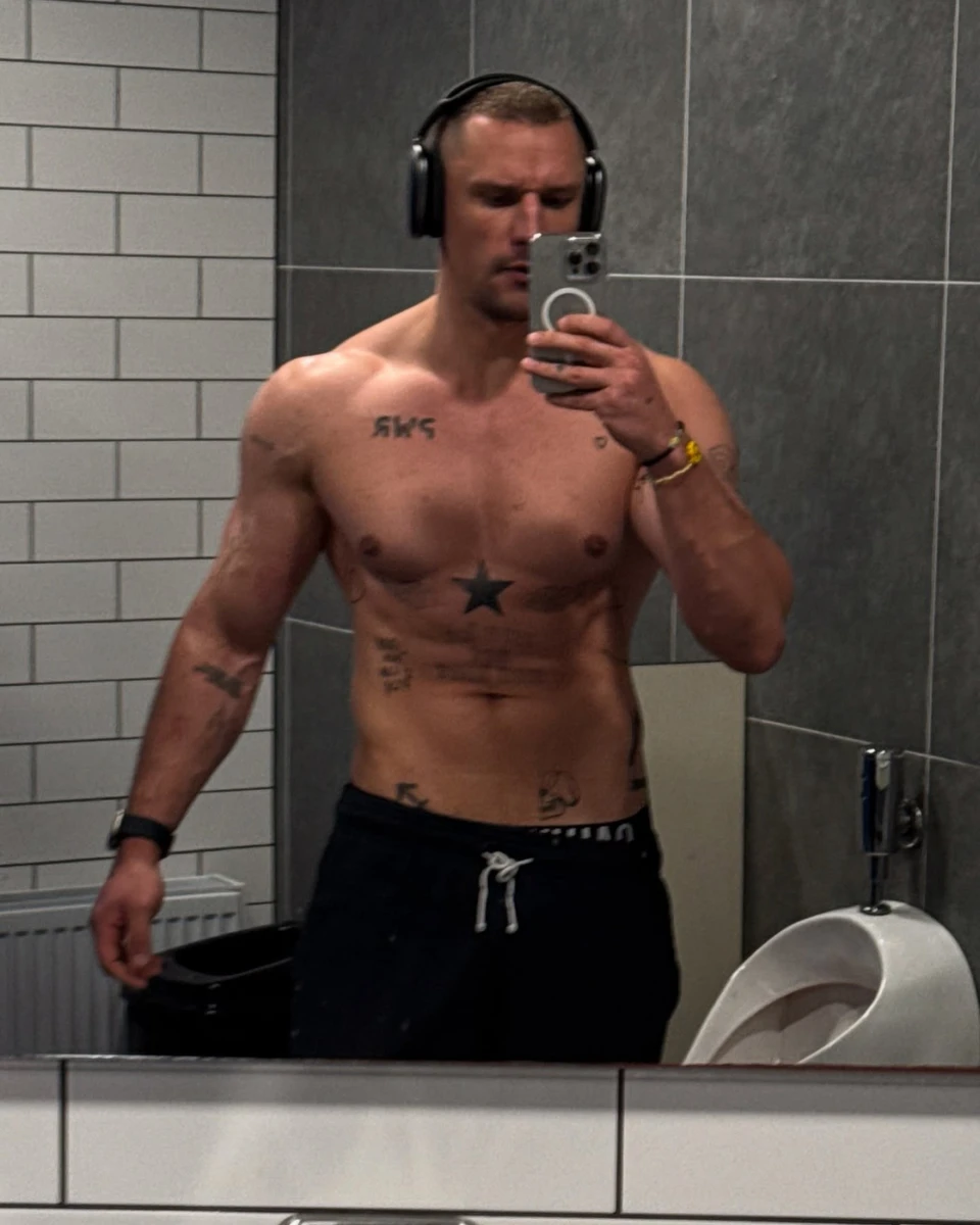 Актор Цимбалюк з голим торсом