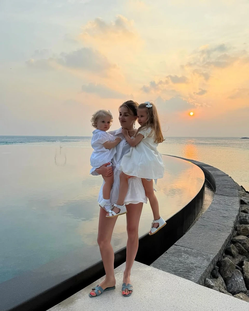 Дружина Зінченка позує з дітьми біля океану