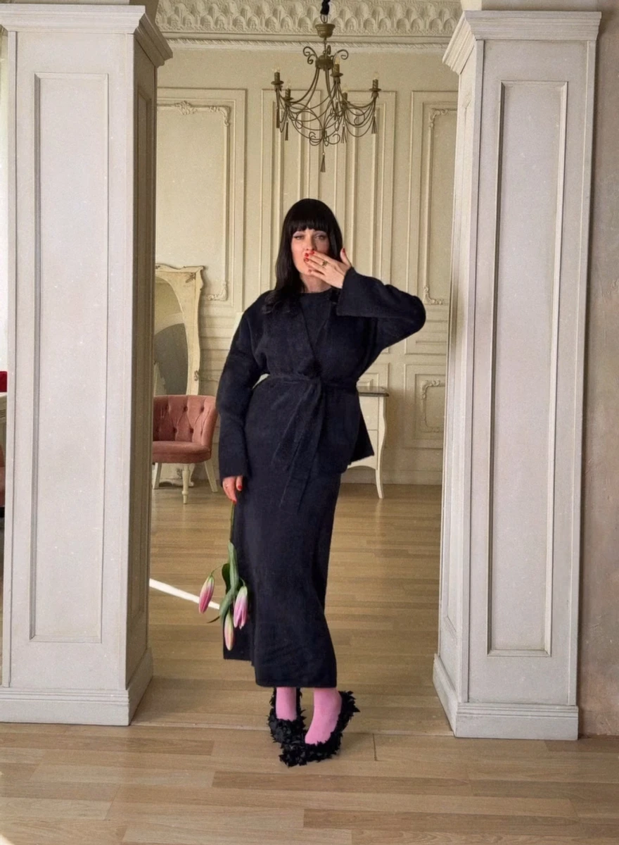 Даша Астаф'єва попозувала у стильному луці