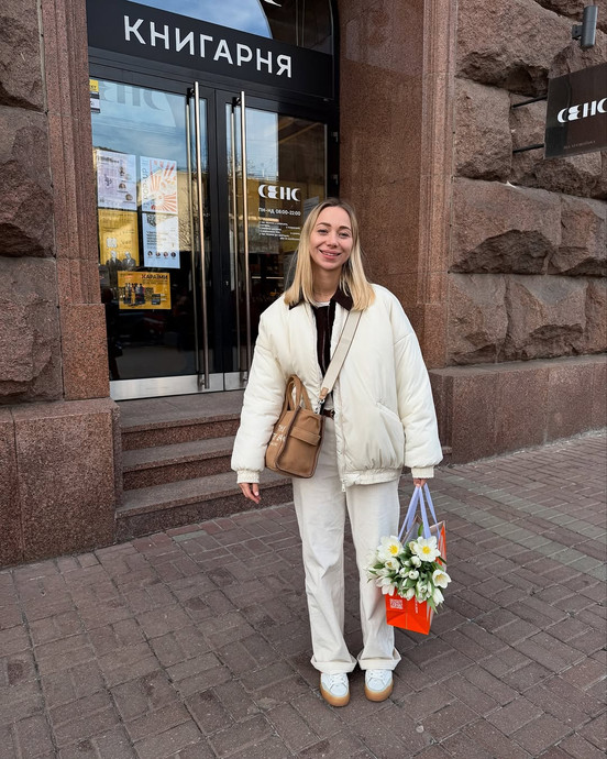 Дружина Павліка в кежуал луці попозувала на вулиці з квітами