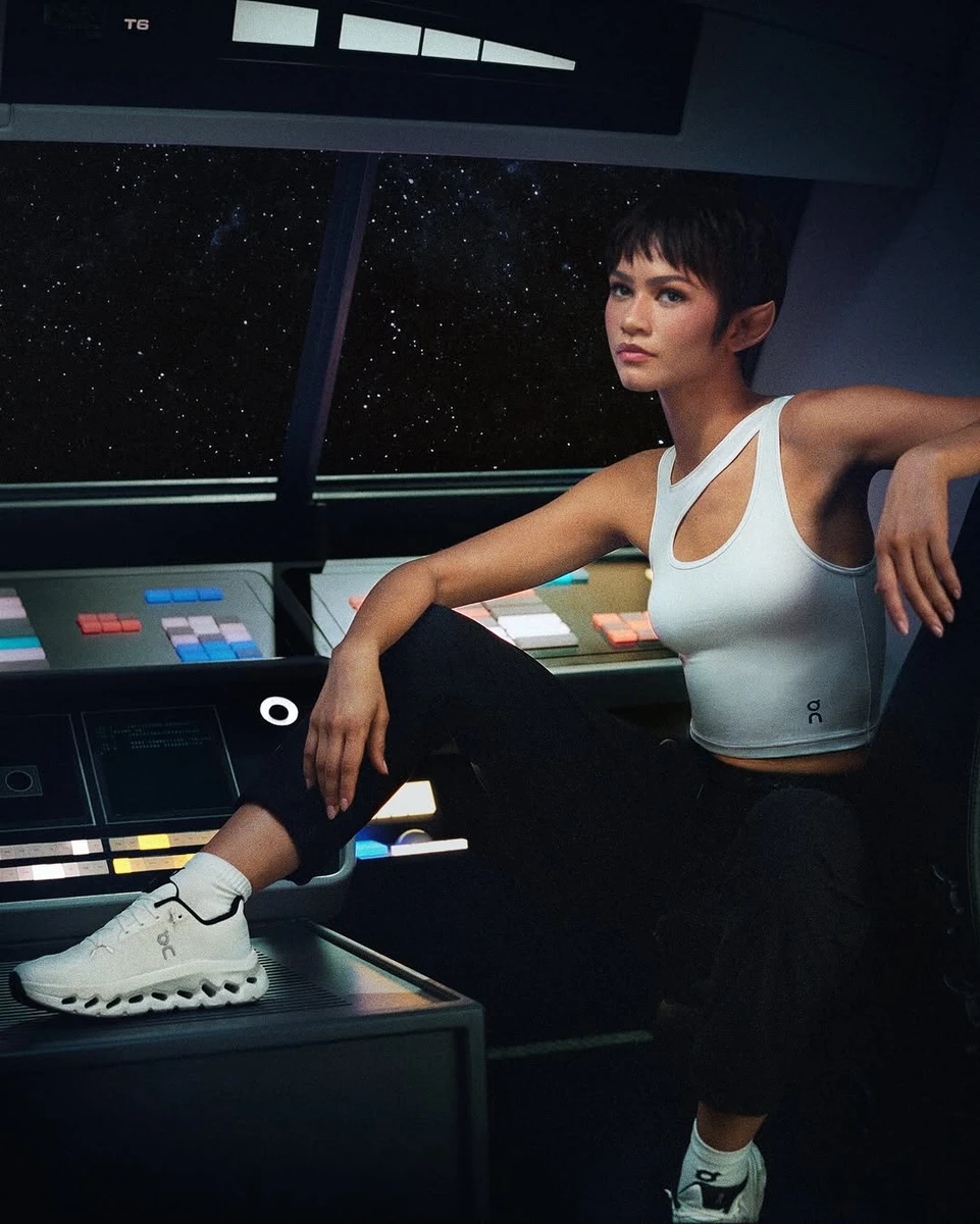 Зендея в спортлуці показалася в космосі