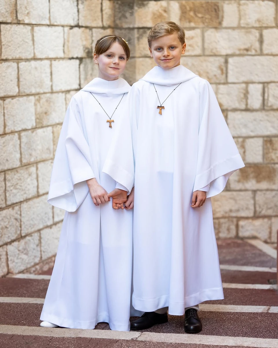 Діти князя та княгині Монако на першому причасті