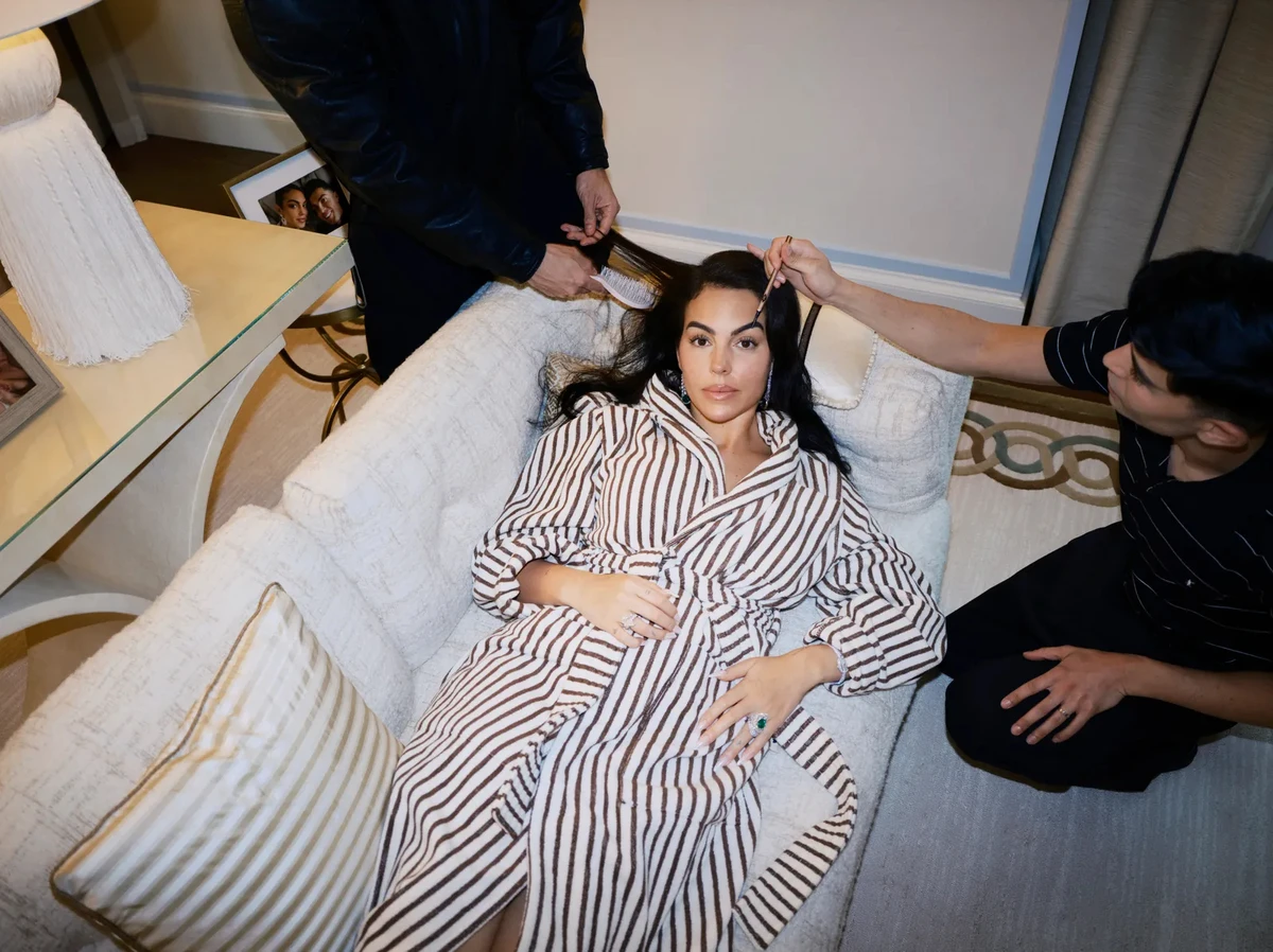 Наречена Роналду полежала на дивані, поки її фарбують