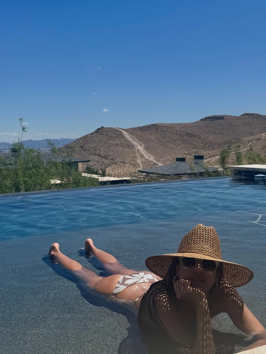 Джессіка Альба в басейні показала дупцю