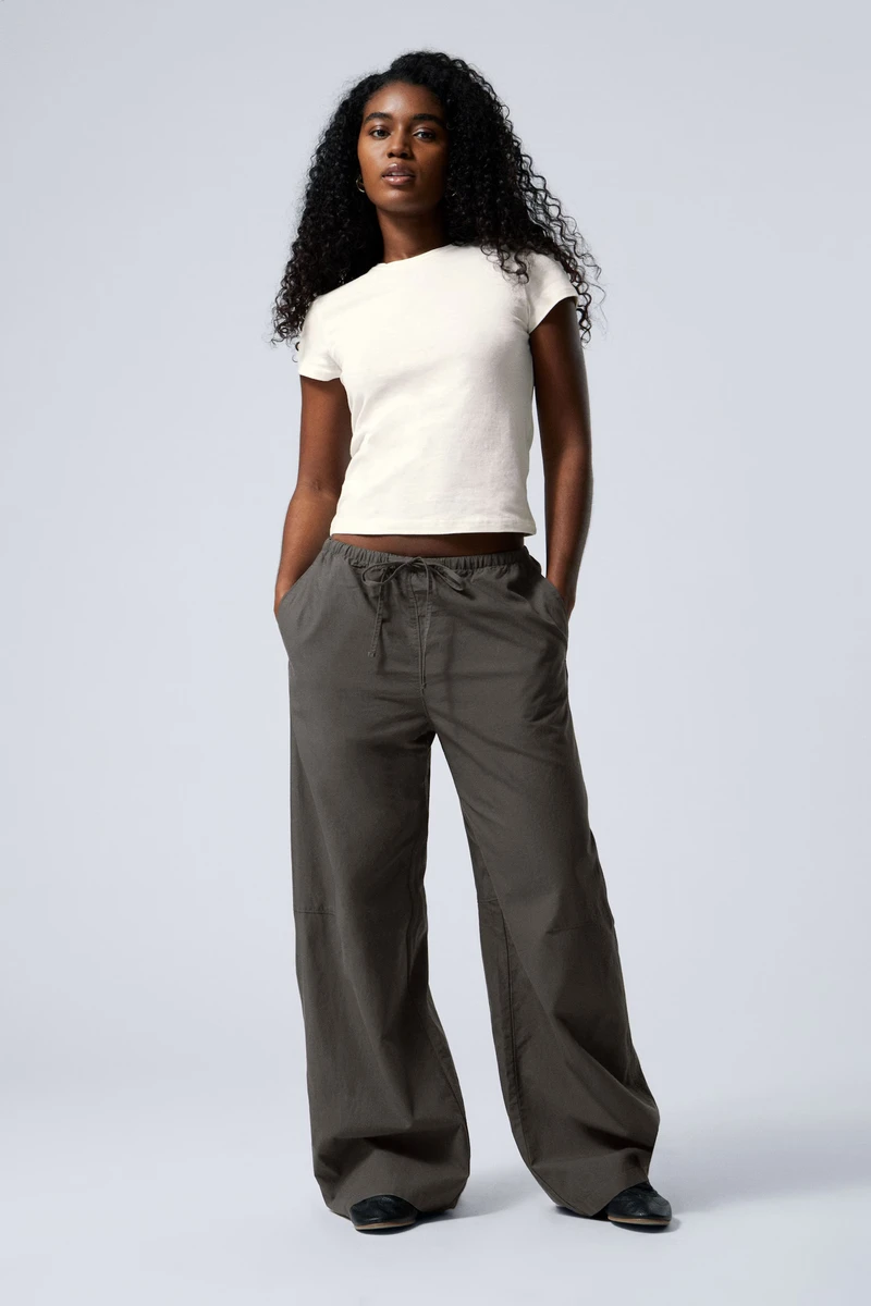 Коротка біла футболка