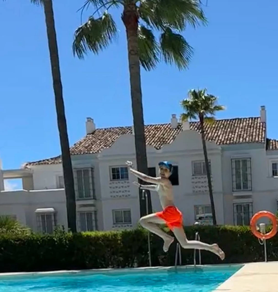 А Сашко не відмовляв собі у задоволенні поплескатися у басейні