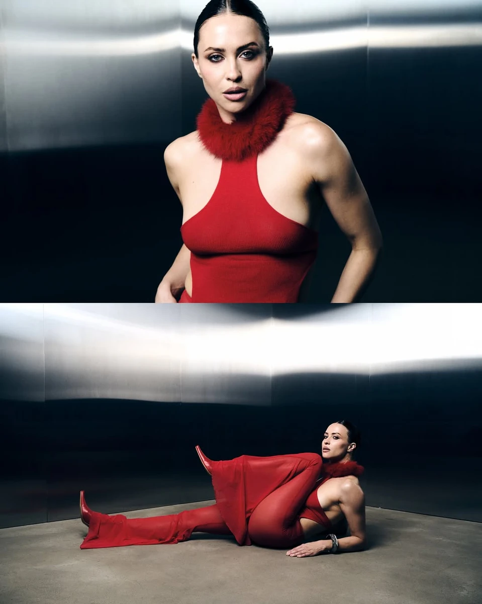 Маремуха у топі з вирізом і прозорих штанах попозувала для фото