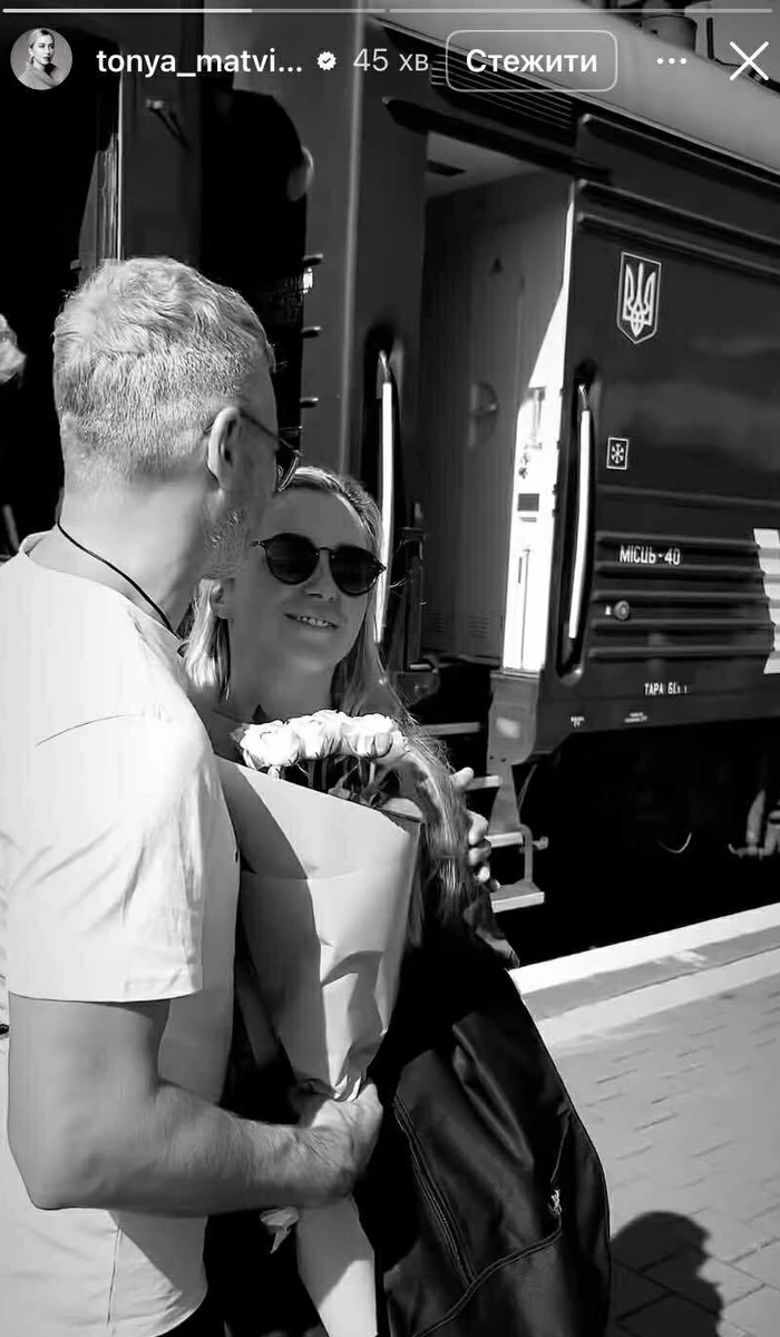 Тоня Матвієнко показалася з чоловіком на вокзалі