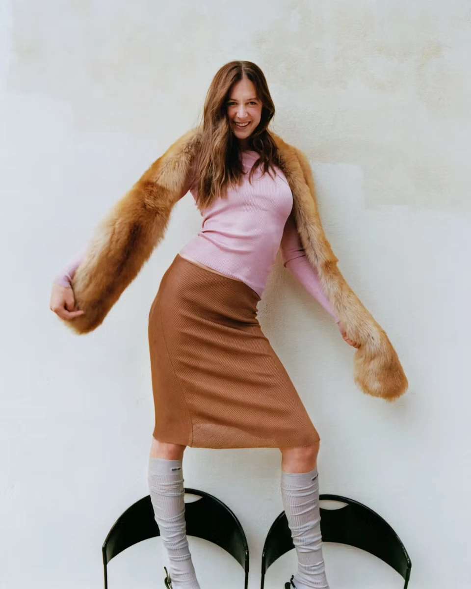 17-річна донька Кідман у стильному луці попозувала на стільцях