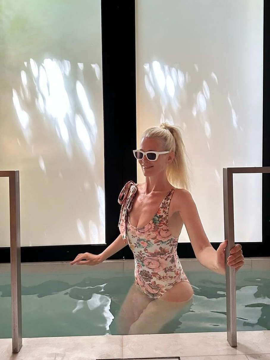 Клаудія Шиффер похвалилася струнким тілом у басейні з крижаною водою