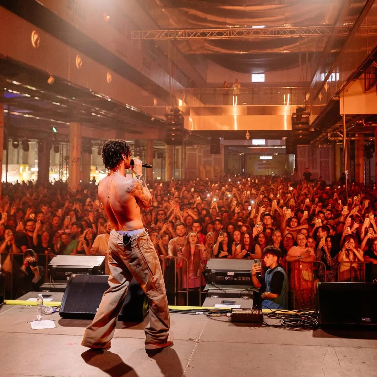 Володимир Дантес з голим торсом поспівав на концерті