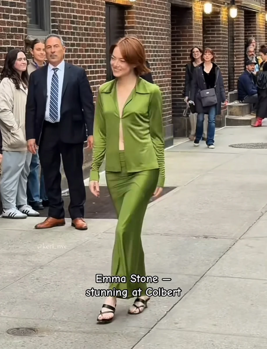 Емма Стоун в ефектному вінтажному образі попозувала на вулицях міста