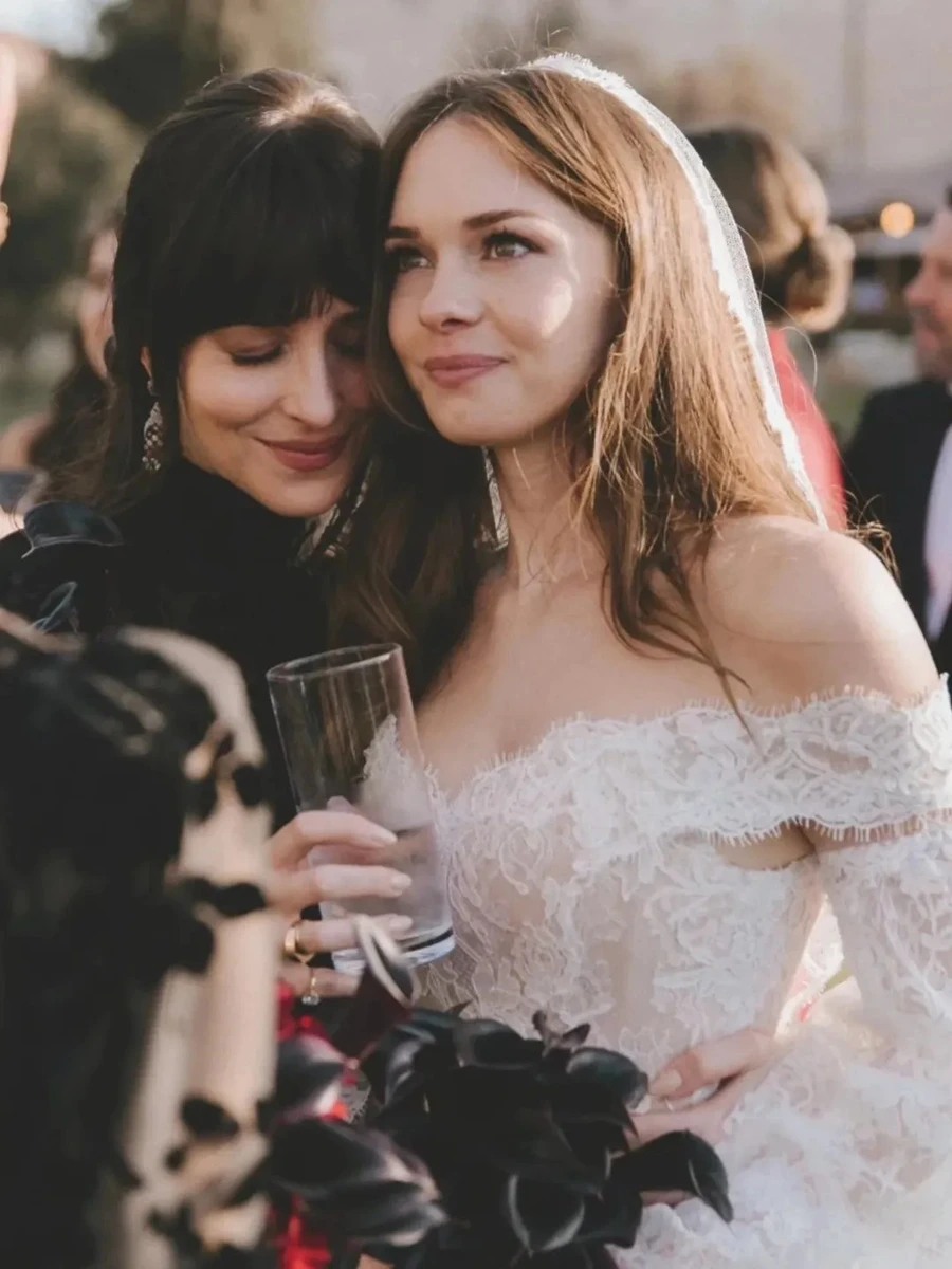 Донька Бандераса та Гріффіт в обіймах сестри Дакоти Джонсон на своєму весіллі