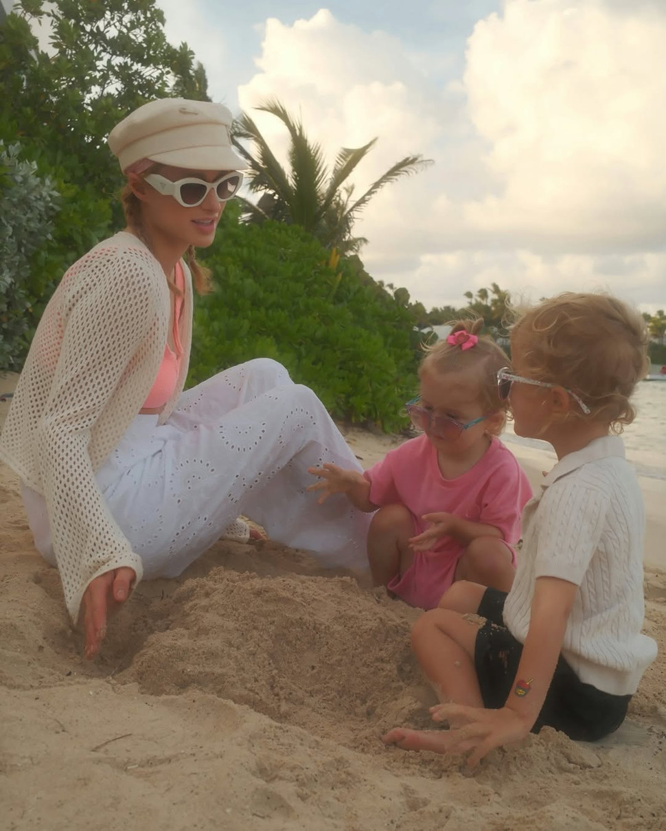 Періс Хілтон замилувала розвагами з сином і дочкою на острові