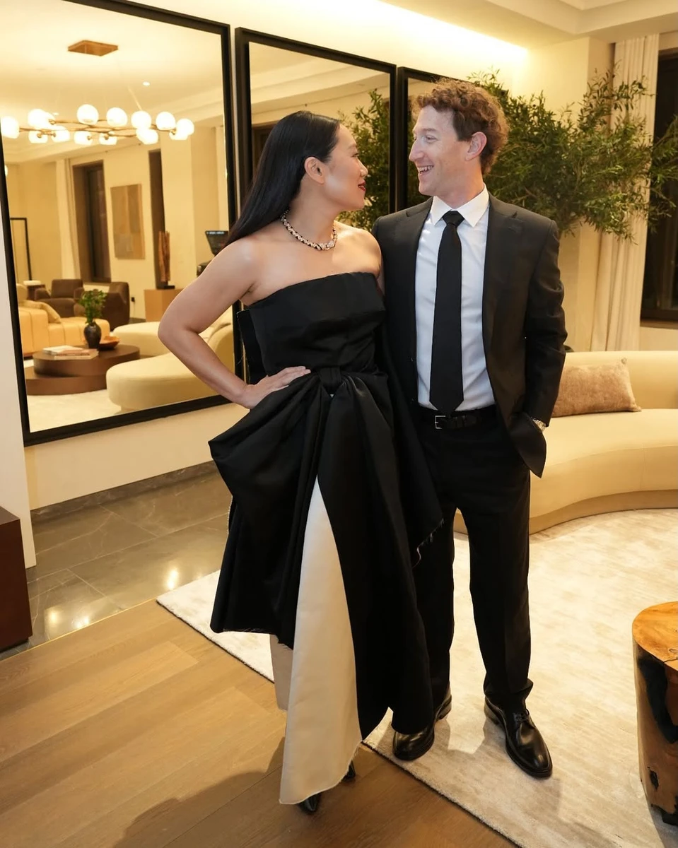 Марк Цукерберг в костюмі обійняв дружину в ефектній сукні