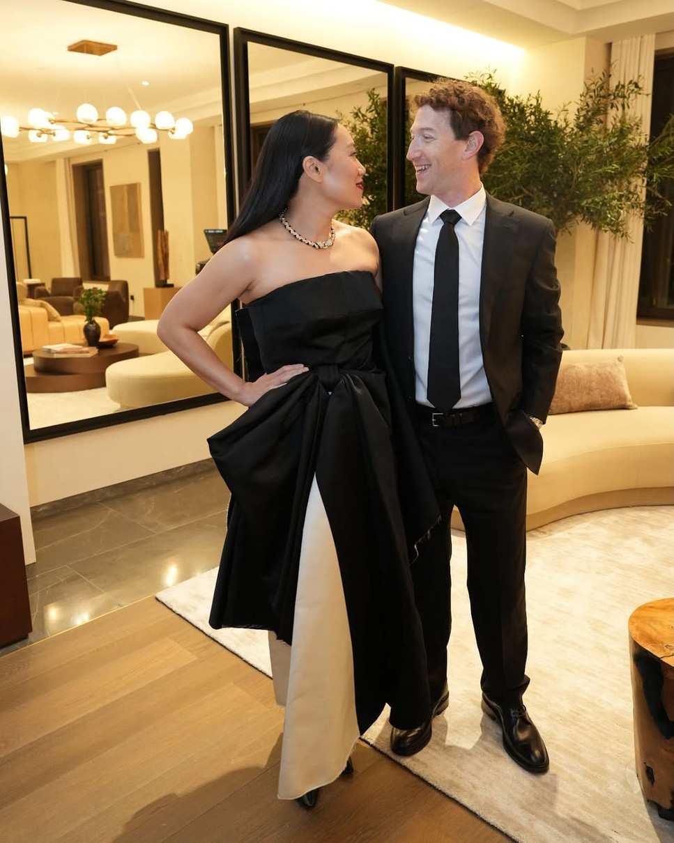 Марк Цукерберг в костюмі обійняв дружину в ефектній сукні