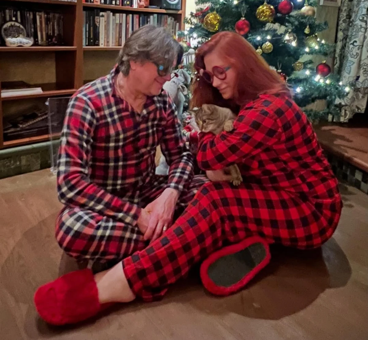 Остап Ступка з коханою у піжамах попозував коло ялинки