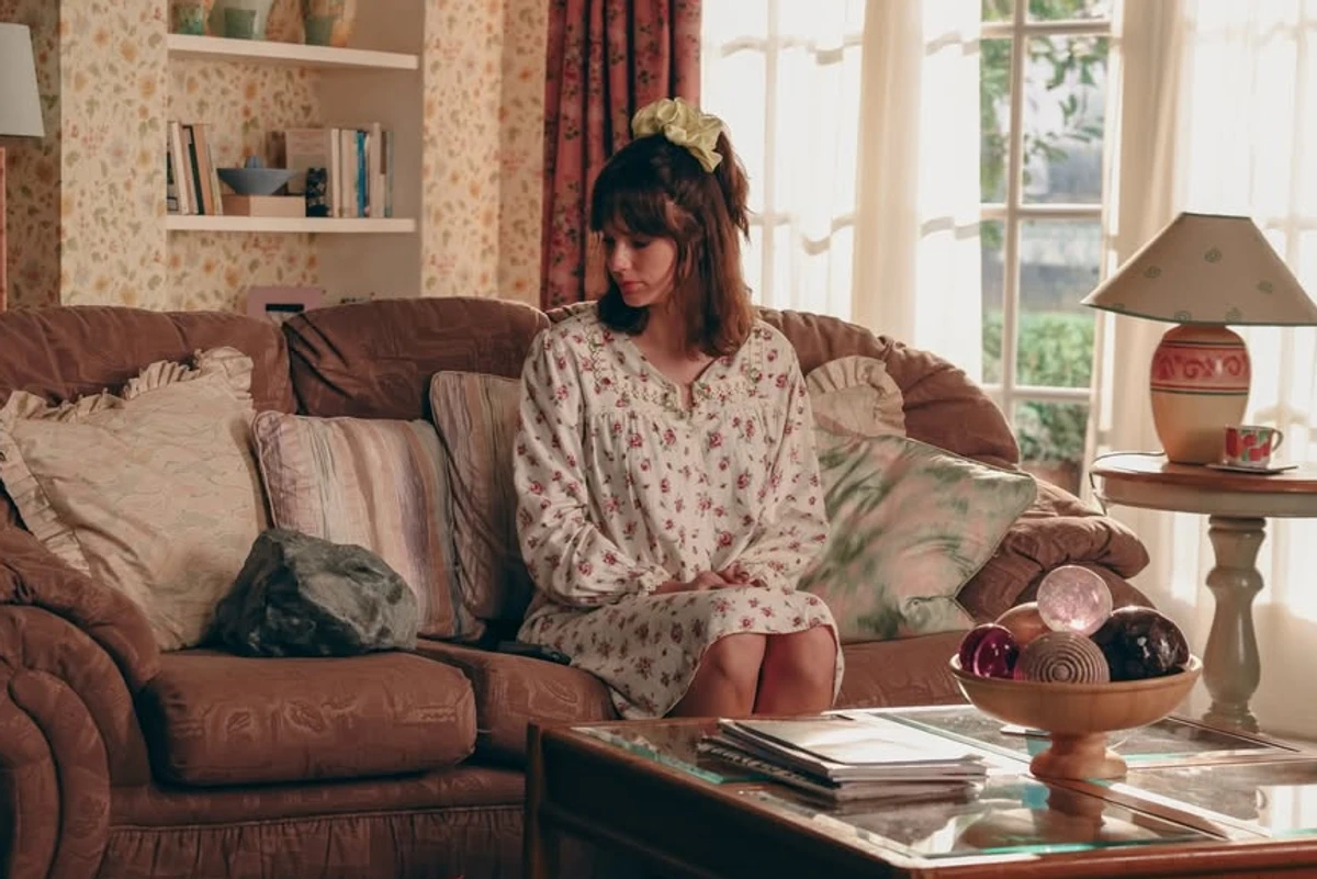 Тейлор Свіфт у ніжній сукні та з чорним волоссям знялася в кліпі