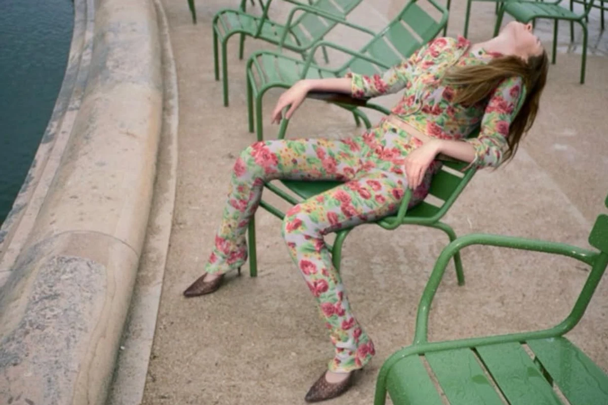 Донька Ніколь Кідман у квітковому костюмі ефектно попозувала на стільці у Парижі