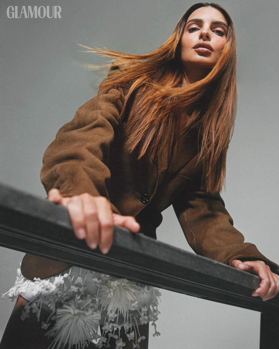 32-річна Ратаковскі крім модельного бізнесу також має власний бренд купальників, який нерідко сама ж і рекламує