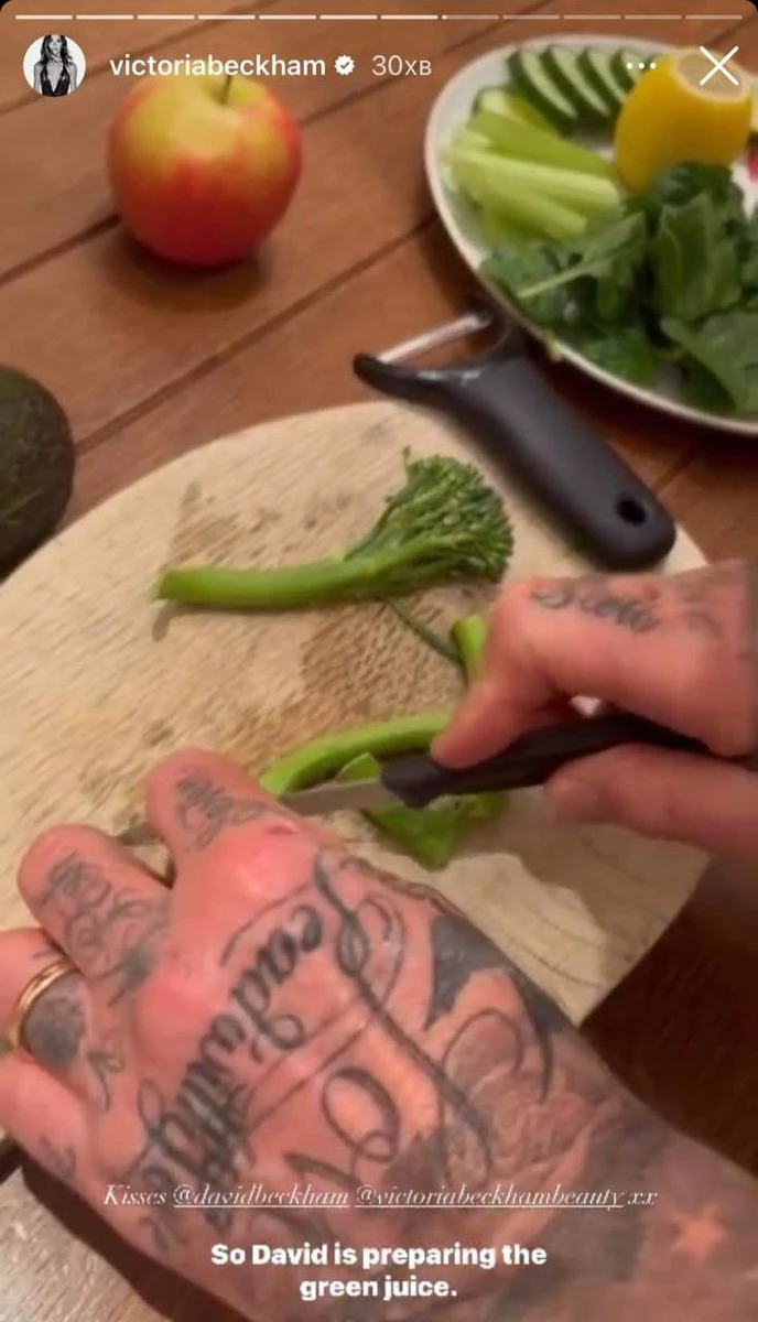 Отже, Девід готує зелене смузі