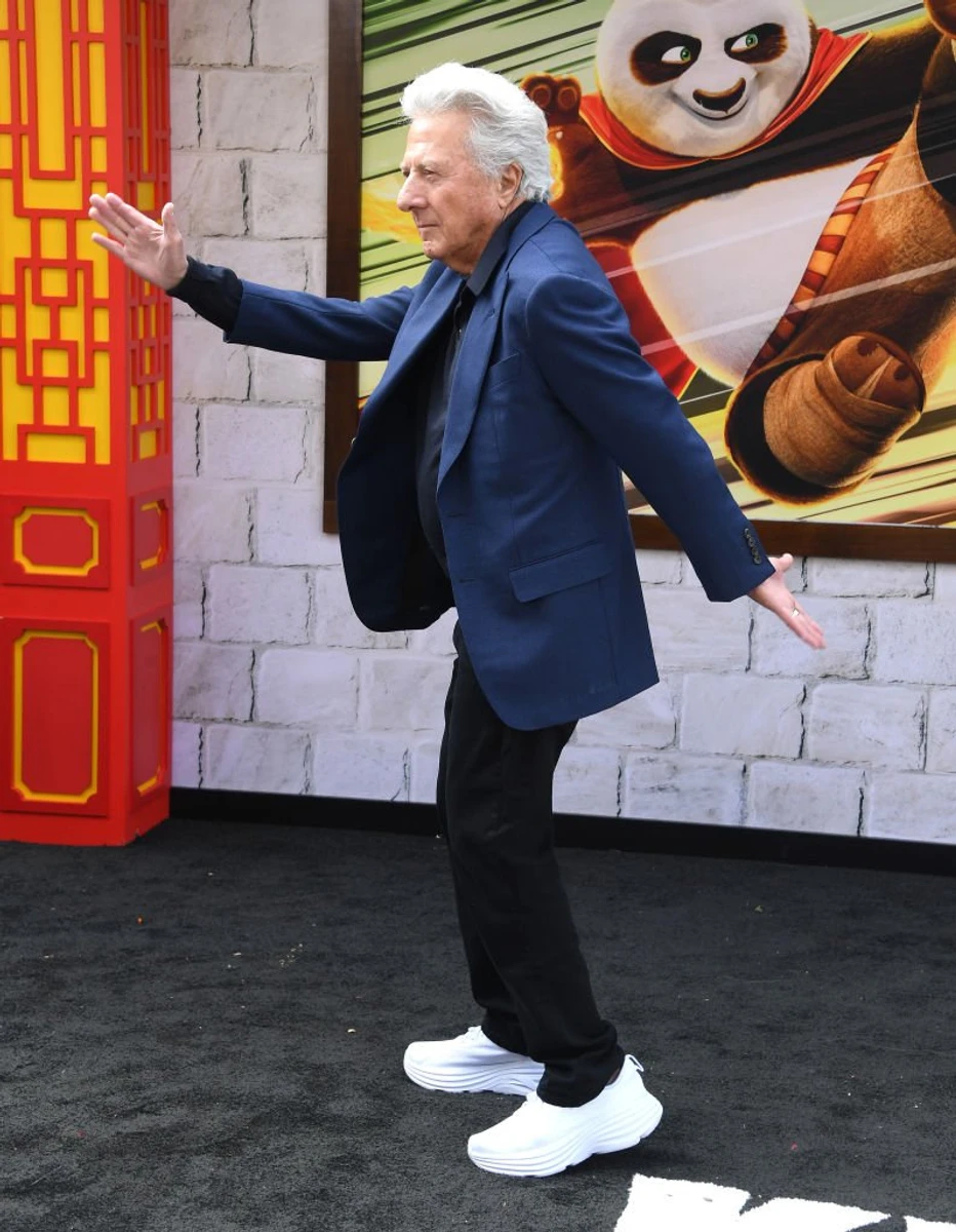 Зірковий дідусь побешкетував на парадному хіднику