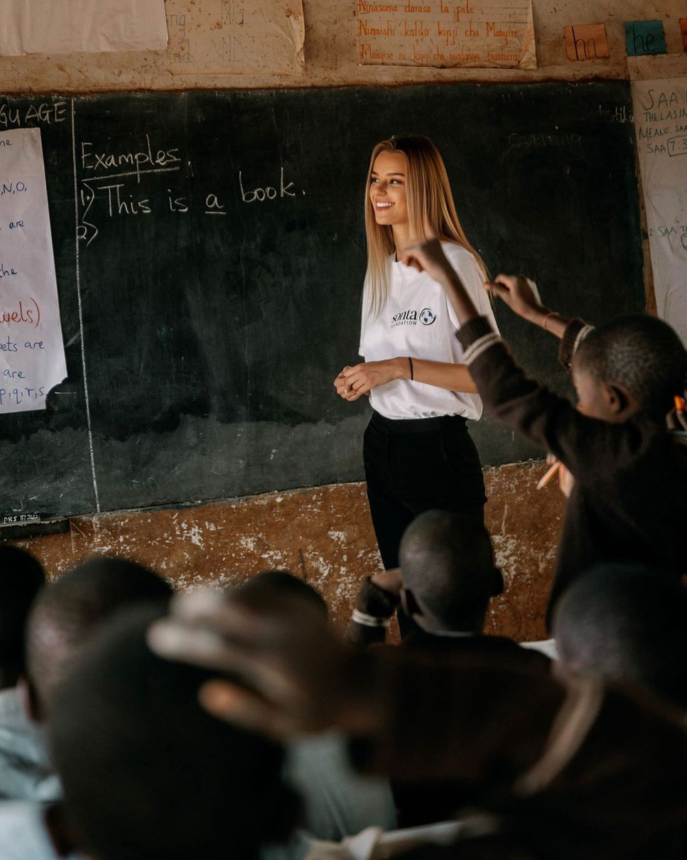 Христина під час волонтерства у Танзанії 