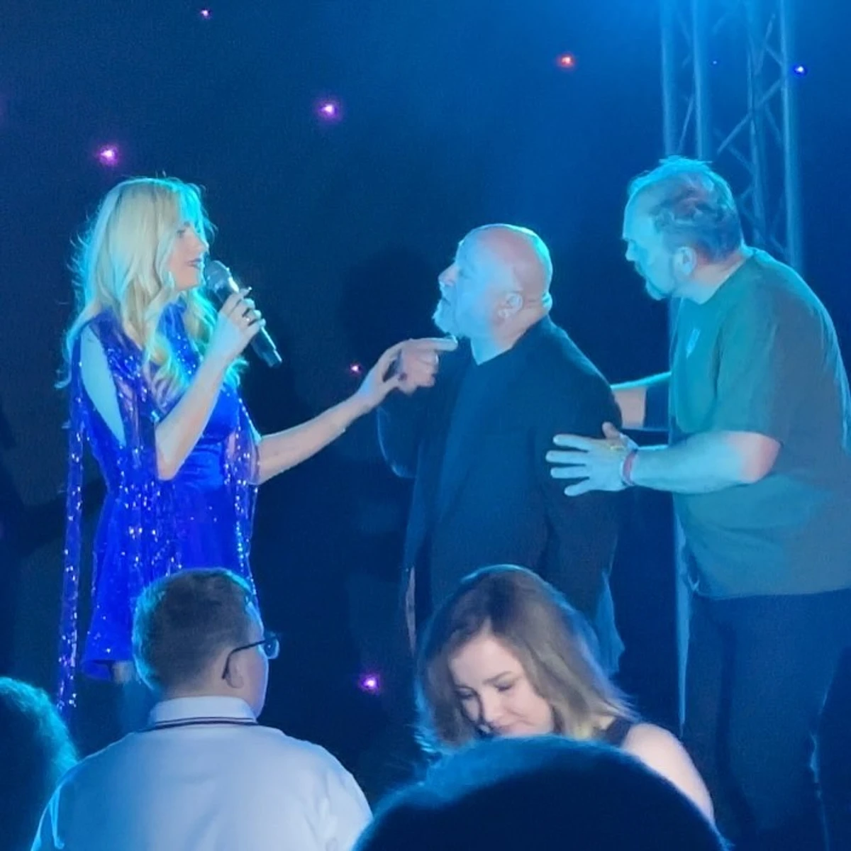 Ірина Федишин на сцені з росіянином