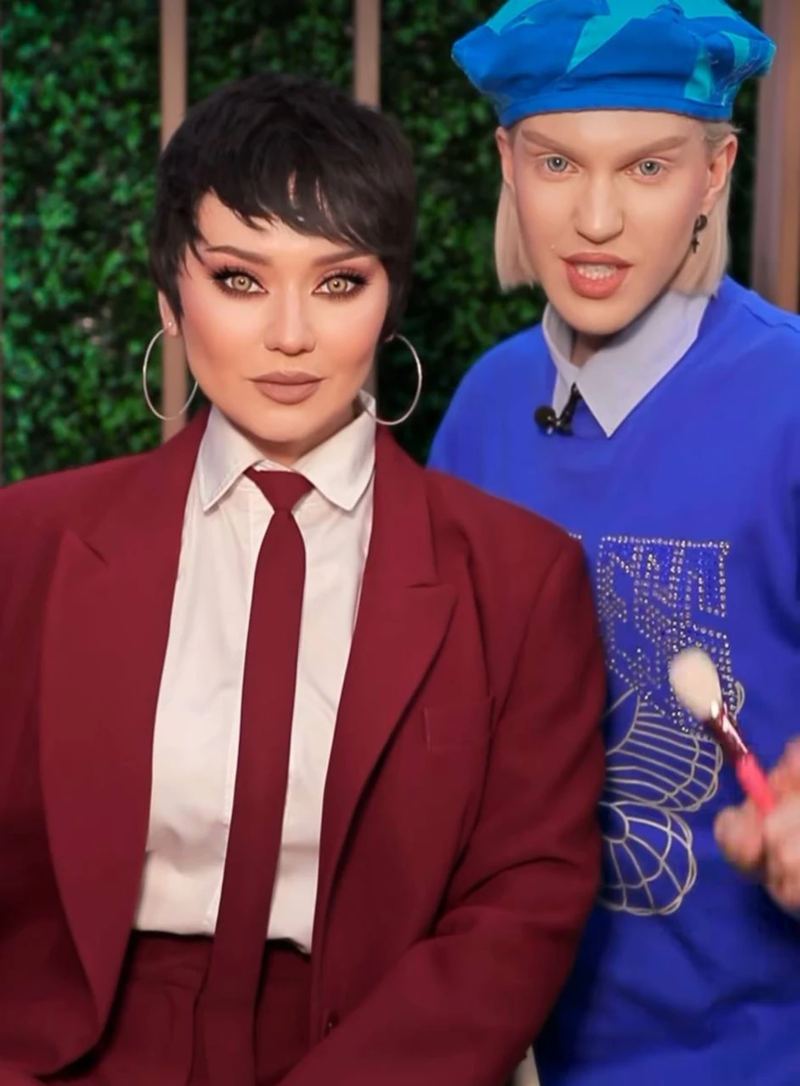 Анна у костюмі відтінку бордо