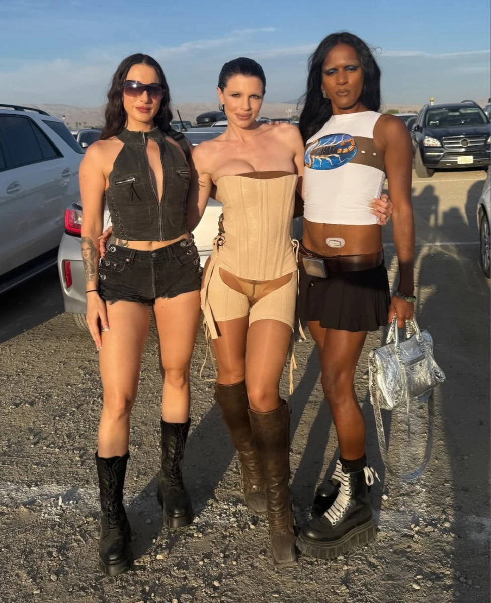 Джулія Фокс з бюстом попозувала на фестивалі