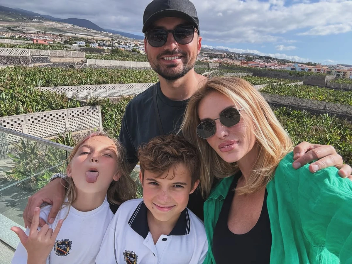 Слава Камінська з колишнім чоловіком і дітьми попозувала для фото