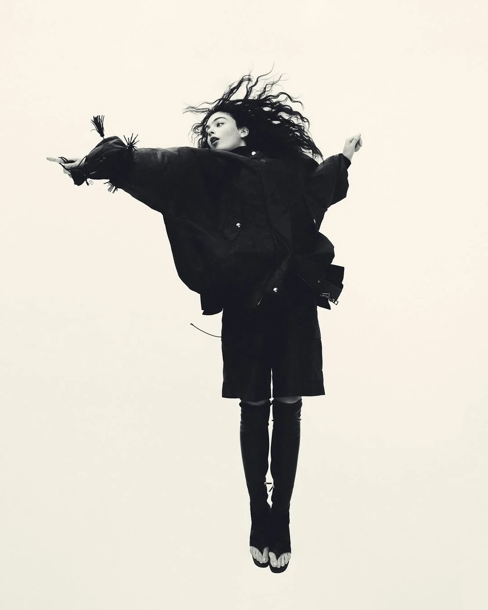 Дева Кассель у шортах пострибала для глянцю