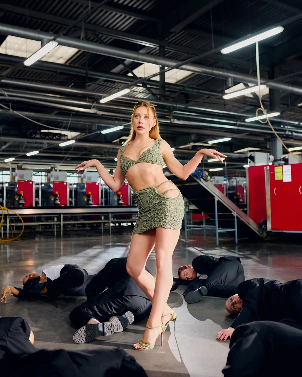 Тіна Кароль у міні з розрізами посвітила струнким тілом