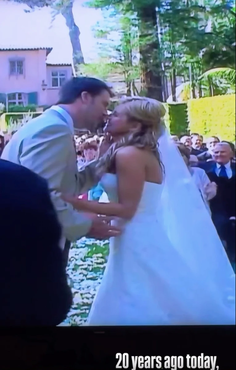 Тіффані Тіссен з Беверлі-Хіллз розлучила кадрами зі свого весілля