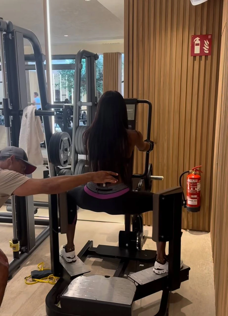 До речі, модель також займається йогою