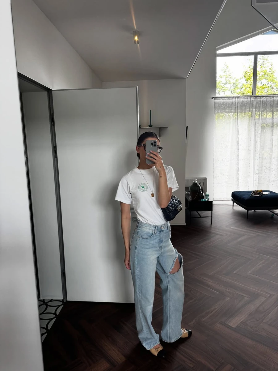 Дружина Остапчука попозувала біля дзеркала у новому домі