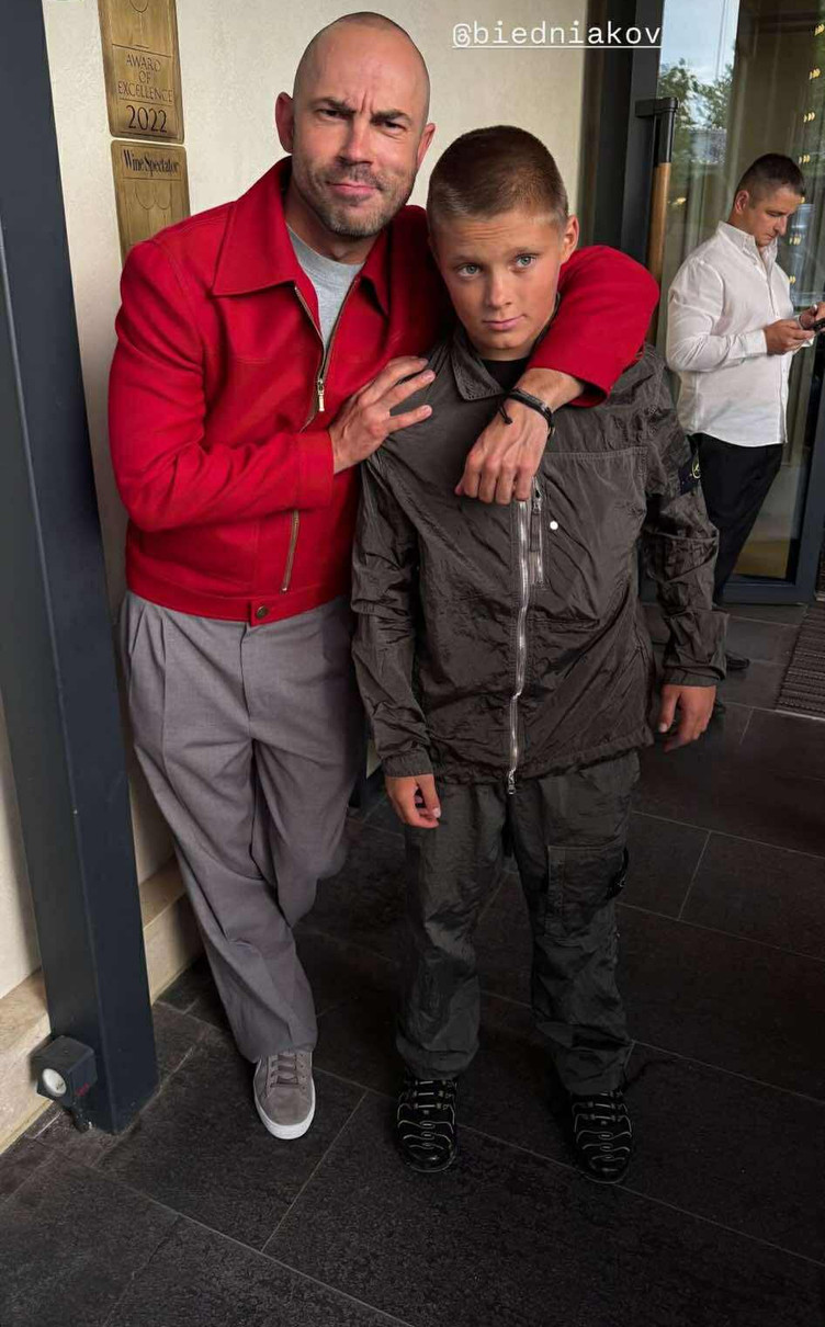 Андрій Бєдняков попозував з сином Олександра Усика