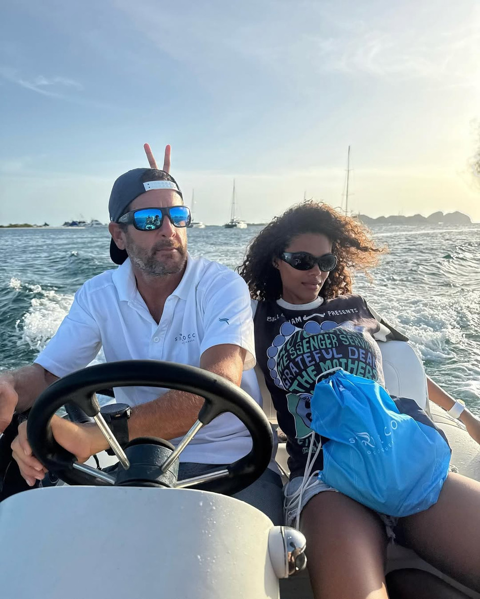 Тіна Кунакі у шортиках покаталася на катері