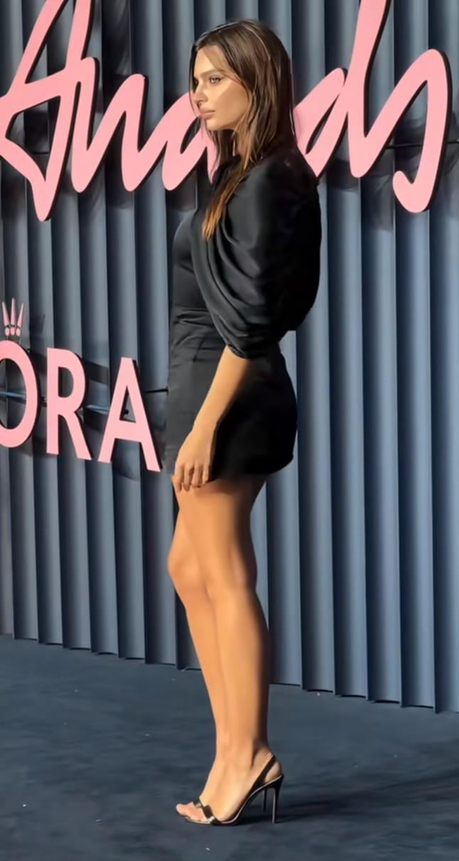 Емілі Ратаковскі в міні посвітила ногами на British Fashion Awards