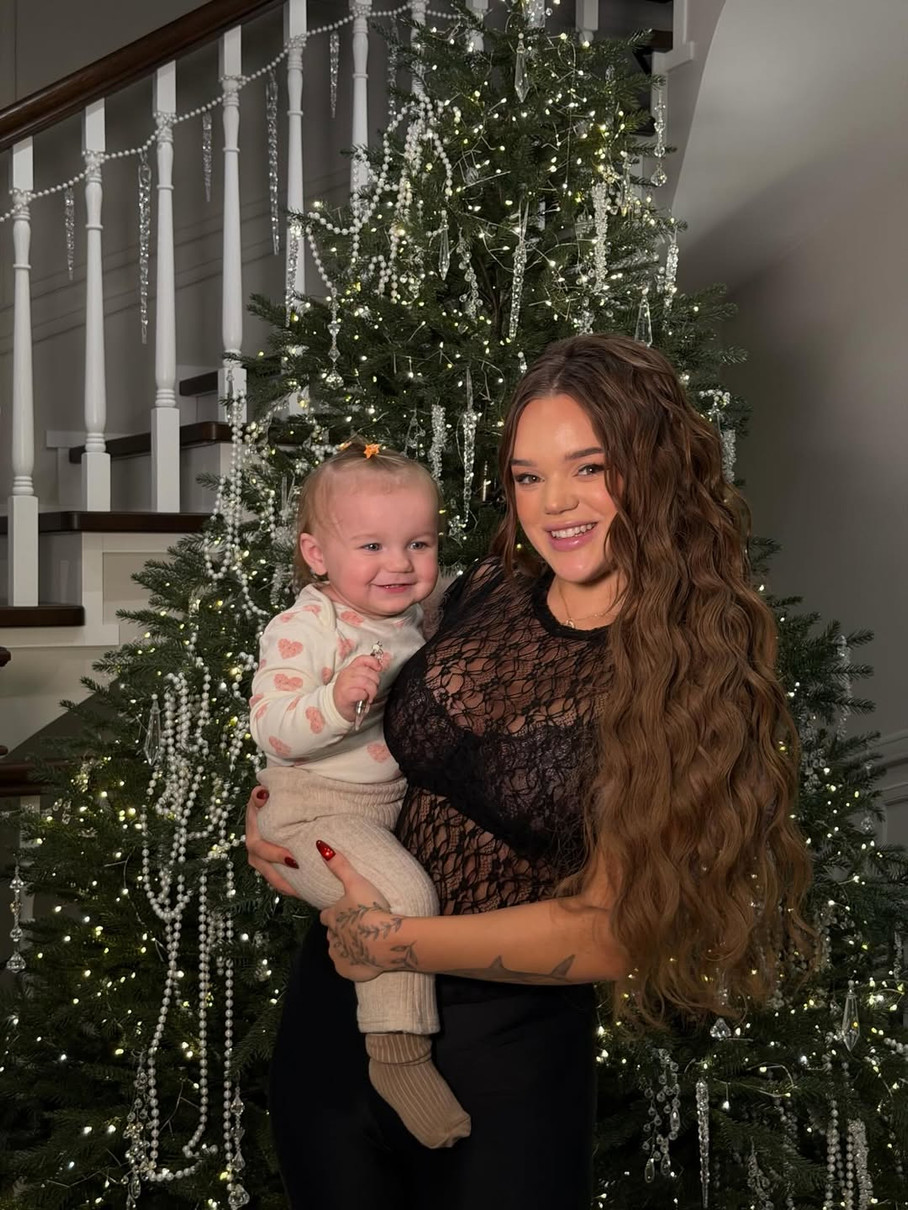 Юлія Верба помилувалася 1-річною дочкою на фото біля святкової ялинки