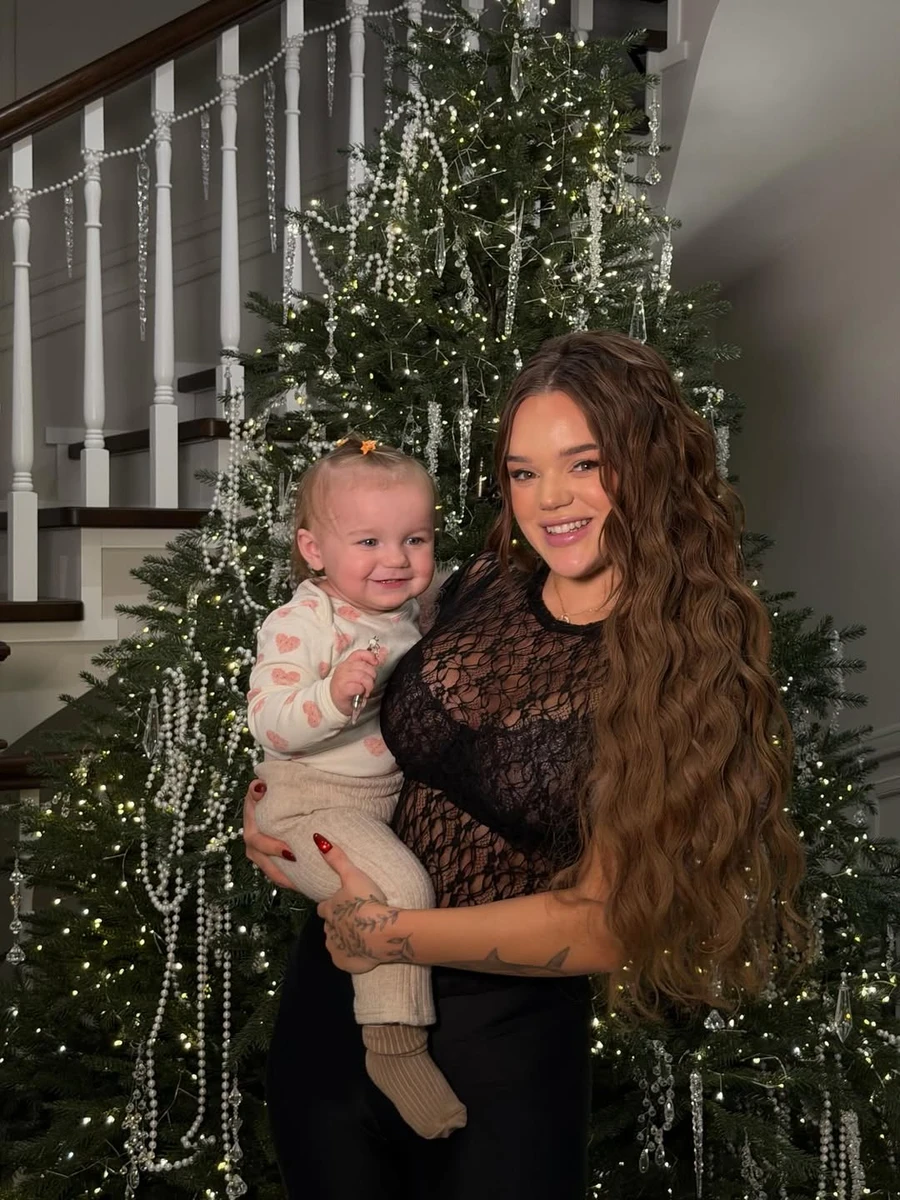 Юлія Верба помилувалася 1-річною дочкою на фото біля святкової ялинки