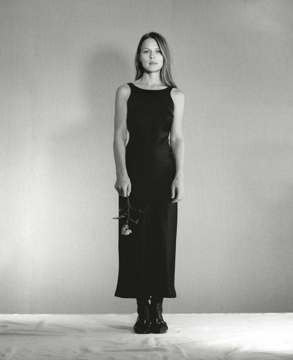 Оля Фреймут у чорній сукні