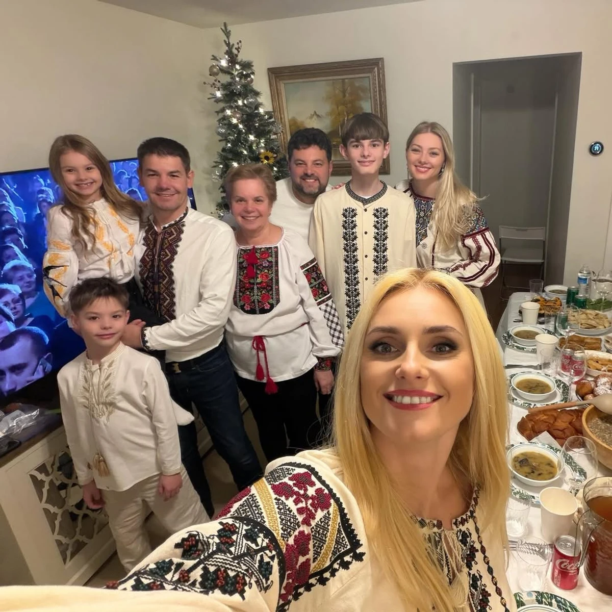 Ірина Федишин з родиною у вишиванках відсвяткували Різдво в Америці