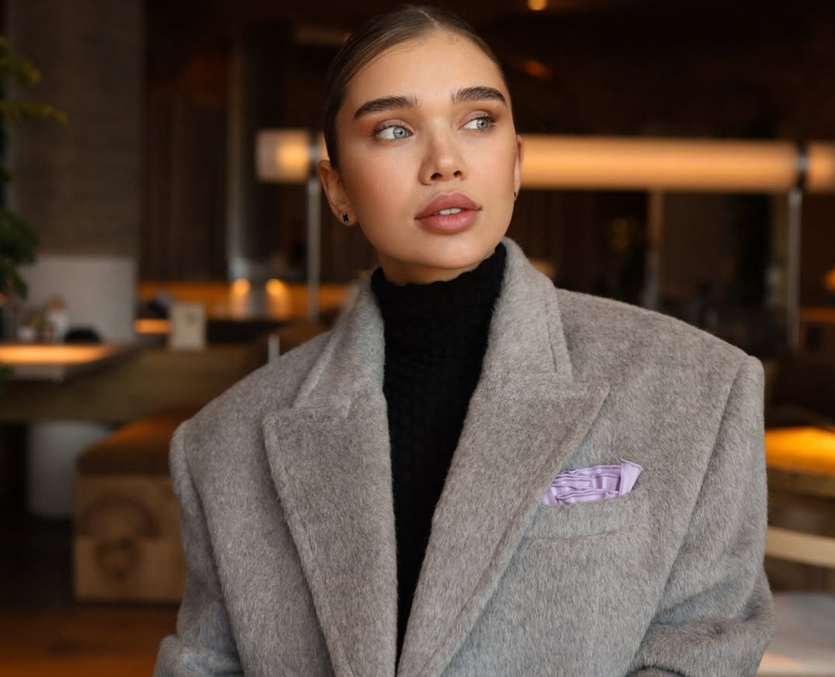 Саша Бо позує для фото