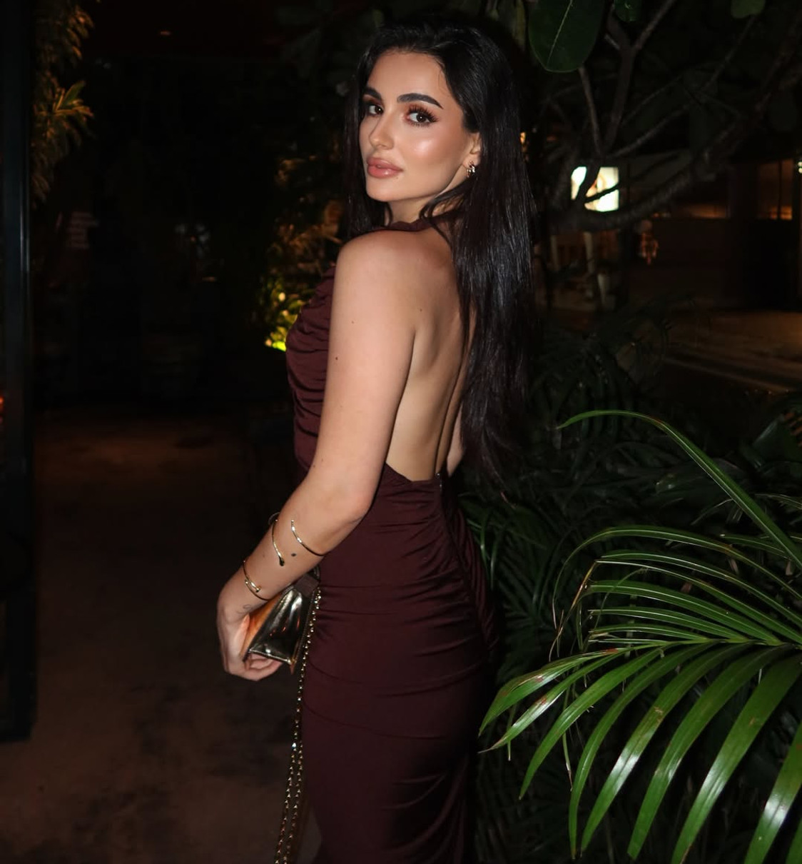 Анна Трінчер з голою спиною попозувала для нічних фото