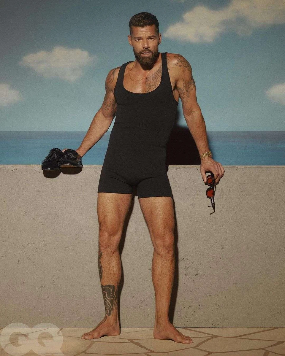 Віддані фанати надсилають артистові фото його ніг