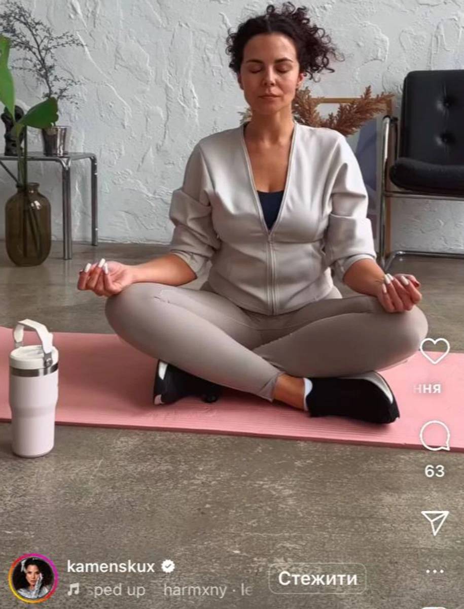 Настя Каменських медитує