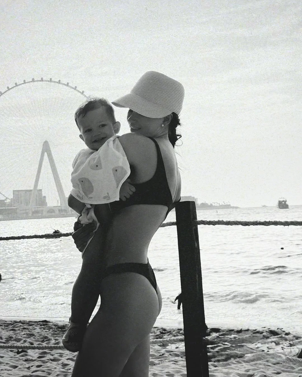 Парфільєва з дитиною на руках покрутилася перед камерою